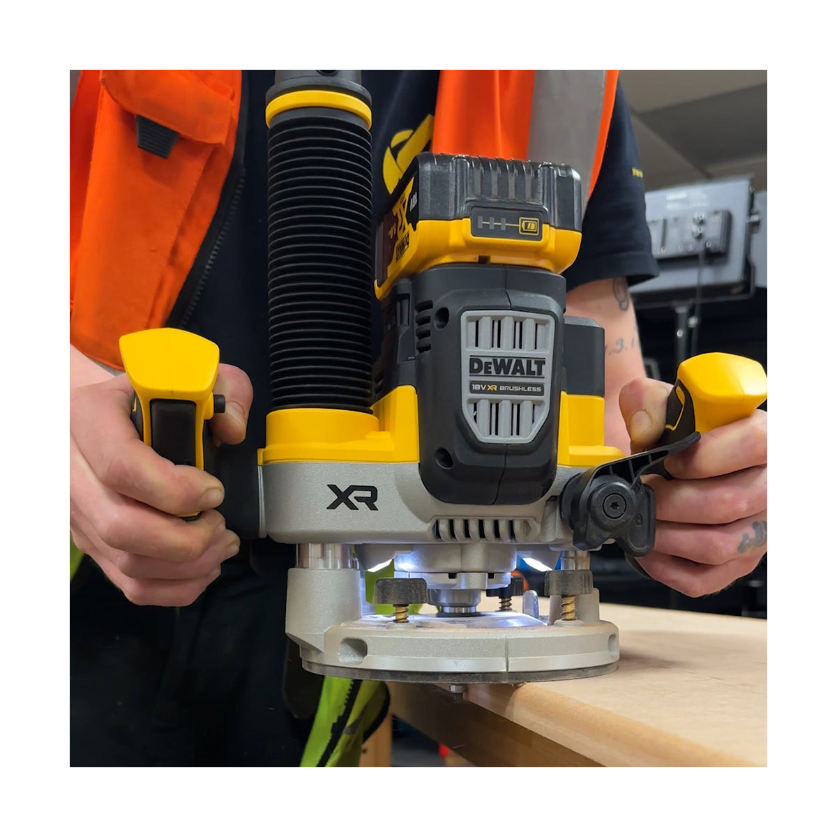  Dewalt DCW620H2-QW Affleureuse, Défonceuse XR 18V Brushless 2x5.0Ah Powerstack
