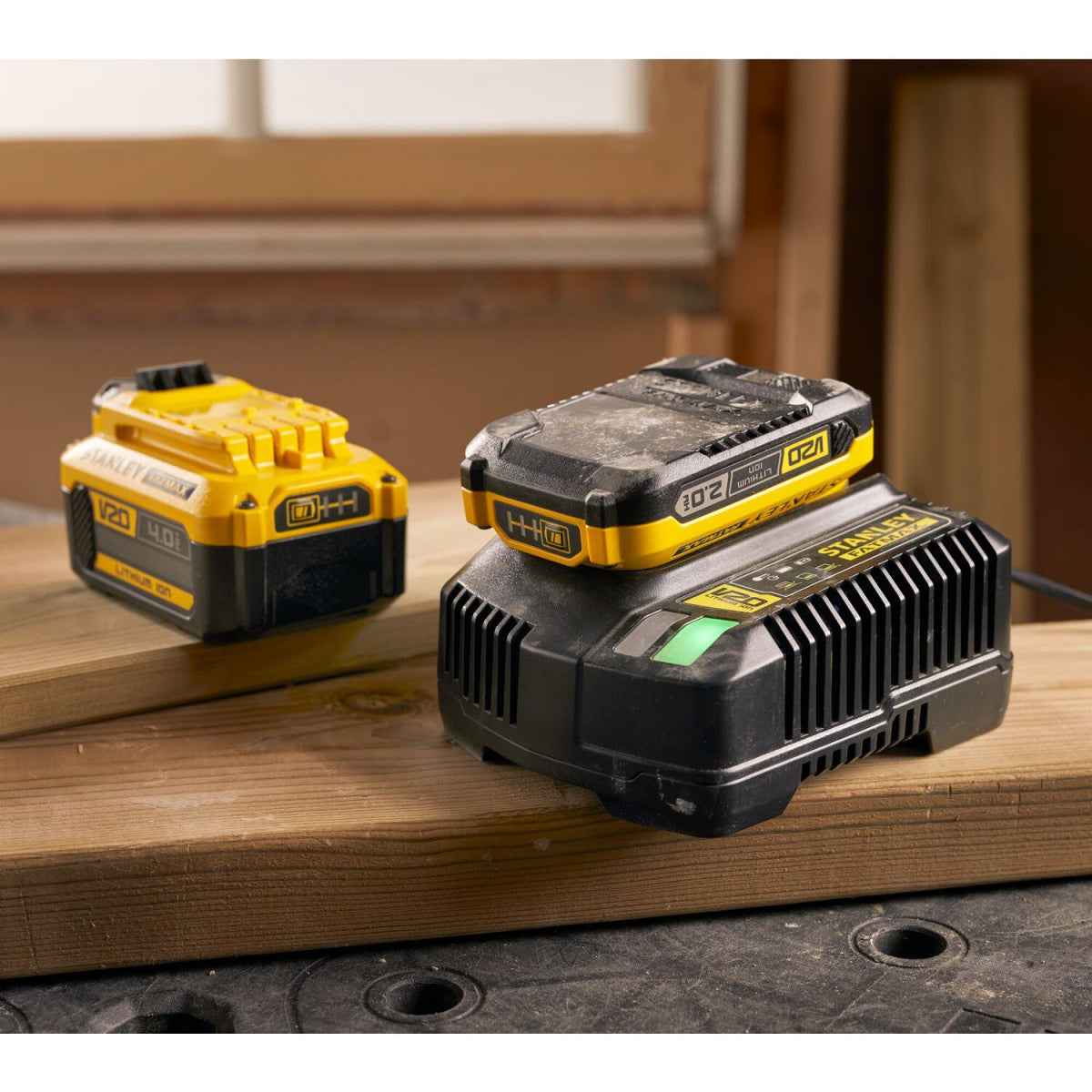  Stanley Chargeur De Batterie 18V & 20V 4.0Ah FATMAX (SFMCB14-QW)